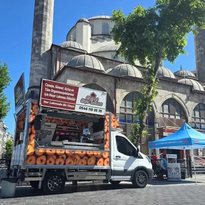 Cami önünde Mobil lokmacı ile hayır lokması dağıtımı