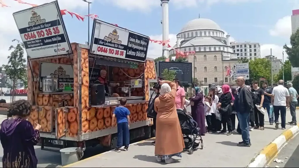 Mobil lokmacı ile hayır lokması döktürme ve İstanbul'da lokma dağıtımı