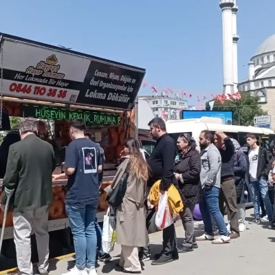 Hayır için dağıtılan lokma ve lokmacı hizmeti