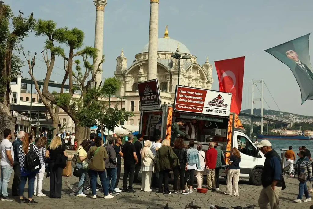 Hayır lokması ve Lokmacı İstanbul ile geleneksel lokma döktürme