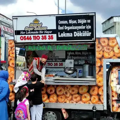 Hayır lokması İstanbul ile lokmacı hizmeti ve geleneksel lokma tatlısı dağıtımı
