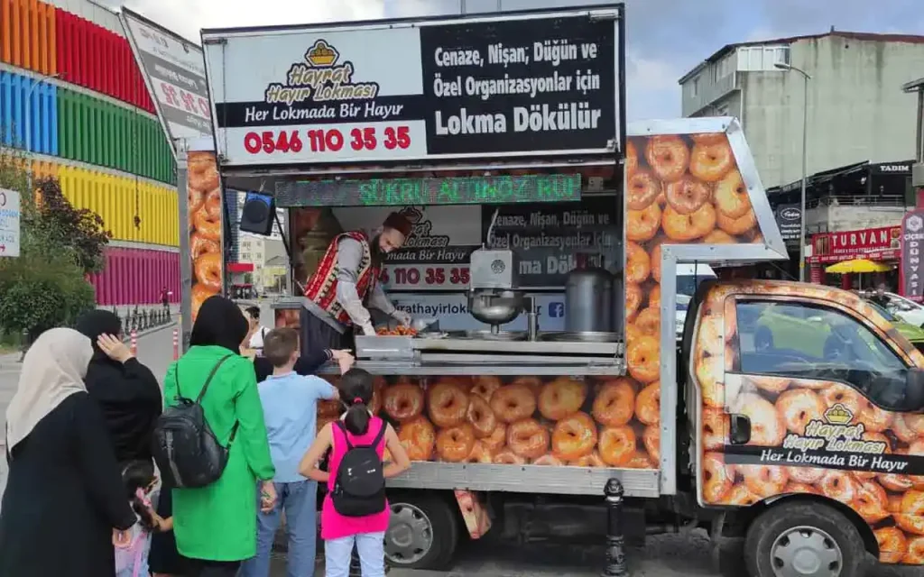 Geleneksel lokma ve hayır için lokma döktürme