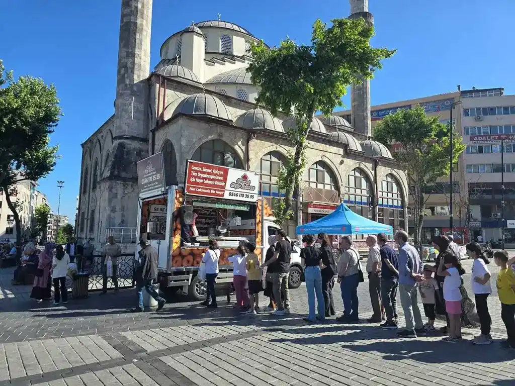 Hayır için Cuma günü lokma döktürme ve İstanbul'da lokmacı hizmeti