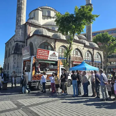 Hayır için Cuma günü lokma döktürme ve İstanbul'da lokmacı hizmeti