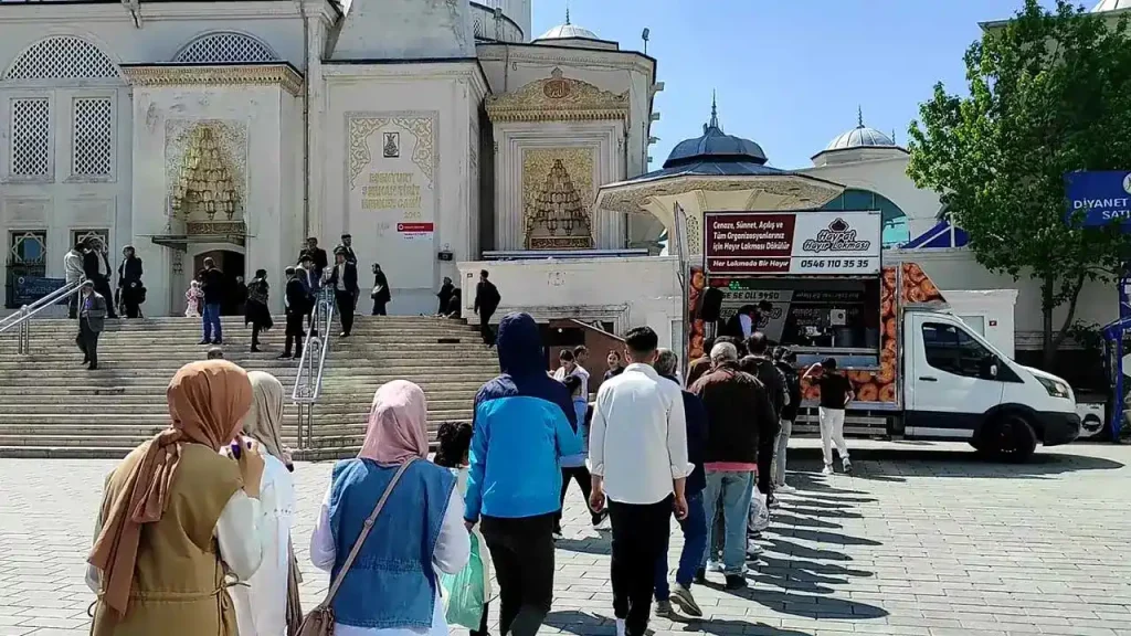 Cami önünde hayır lokması döktürme ve lokmacı hizmeti