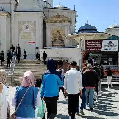 Cami önünde hayır lokması döktürme ve lokmacı hizmeti